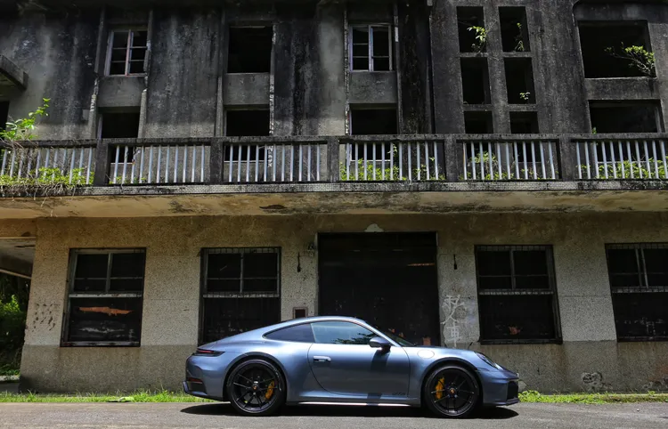 實際體驗之後，我認為911 Carrera GTS加入T-Hybrid不但不是妥協，更是帶來長足進化，確實在保有經典靈魂的同時，為駕駛體驗增添了多一份細緻與從容。林浩昇攝