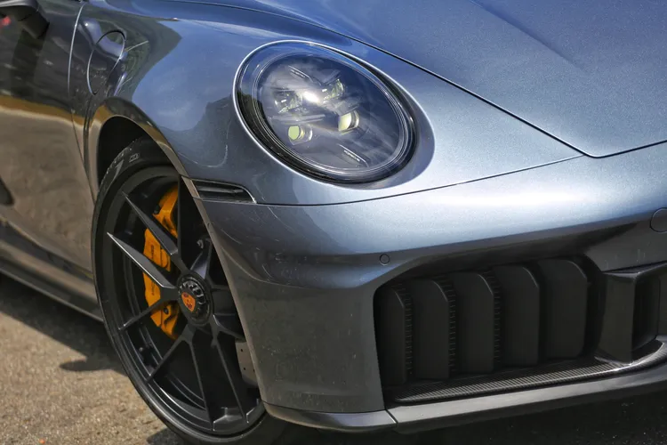 GTS車型前保桿內建的主動式冷卻葉片與下擾流板，能隨行駛狀態自動調整開合。林浩昇攝