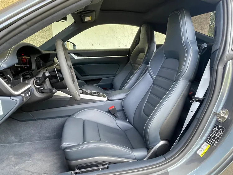 試駕車選配升級18向電動調整跑車升級座椅並附帶記憶套件，不僅在剪裁設計上更貼合身形，包覆性大幅提升，無論是腰靠、腿部支撐或椅背角度，都能精準設定至最適姿態，兼顧長途舒適性與激烈駕馭時的側向支撐力。林浩昇攝