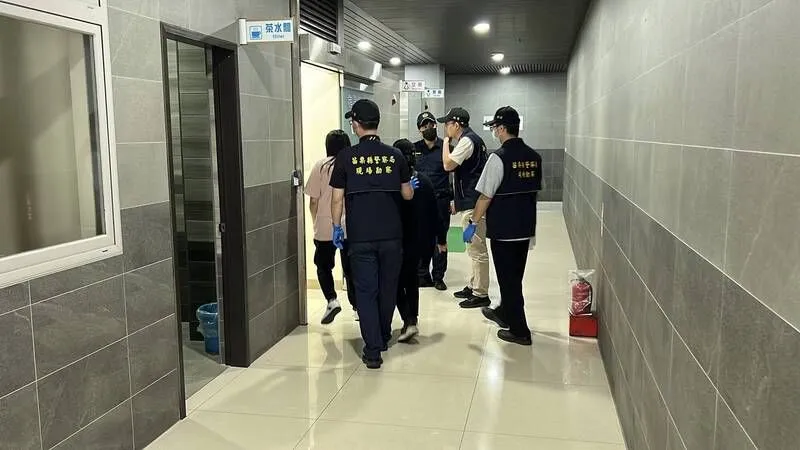 吴姓警员开2枪击毙家暴男,获检察官不起诉处分。图为苗栗检警前往殡仪馆相验。资料照片