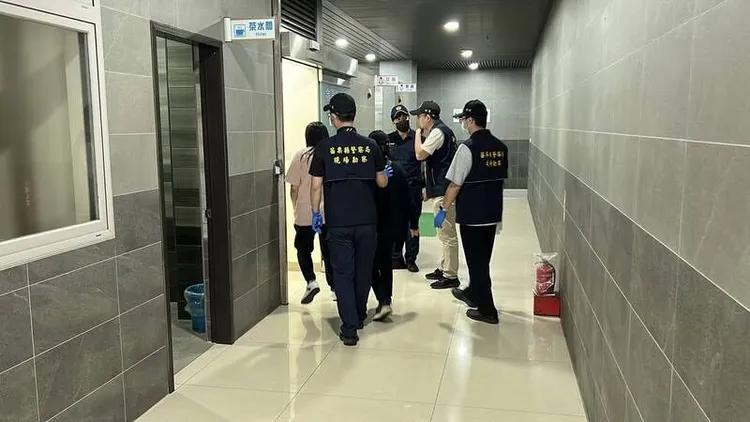 吳姓警員開2槍擊斃家暴男，獲檢察官不起訴處分。圖為苗栗檢警前往殯儀館相驗。資料照片