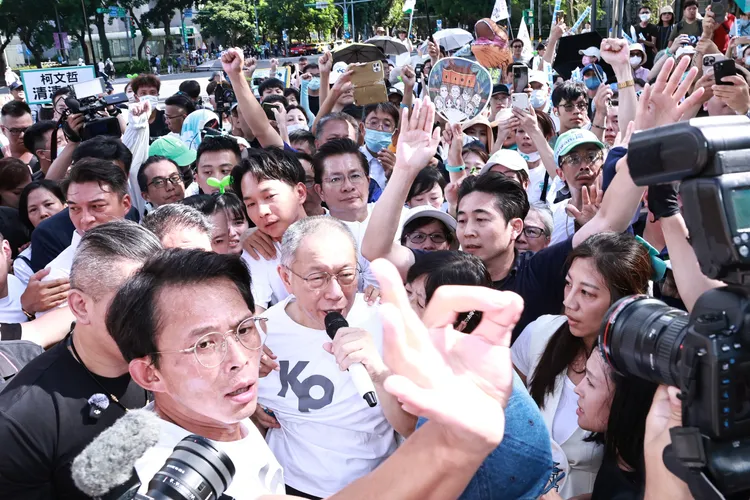 柯文哲交保 民眾黨主席黃國昌護送開路。彭欣偉攝