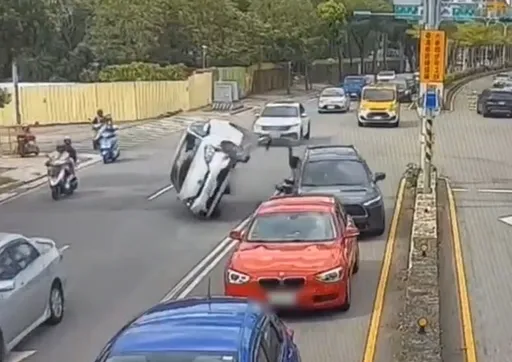 疑未注意車前狀況!小客車追撞前車翻覆 女駕駛多處擦挫傷