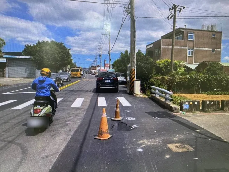 事故發生後，現場以三角椎警示。蘆竹警分局提供