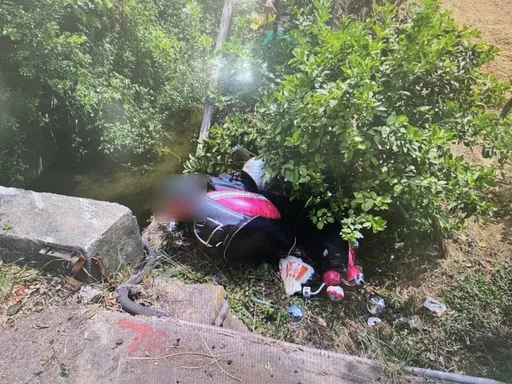 疑道路坑洞酿祸! 机车偏离车道摔落边坡树丛酿2伤