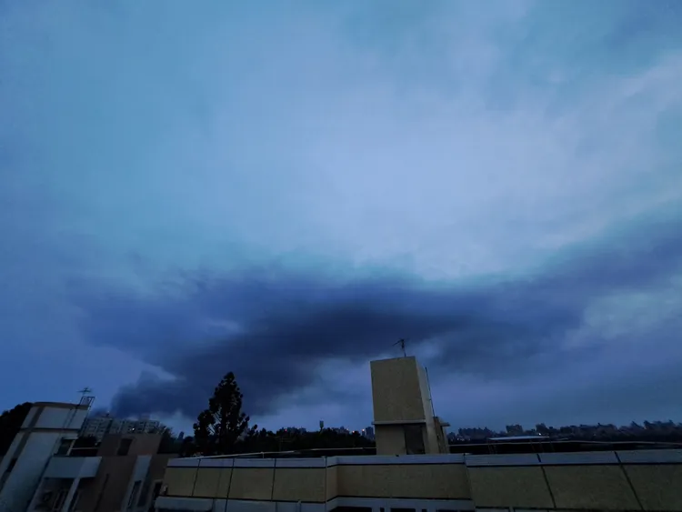 林口紙類工廠大火，黑煙飄散。翻攝林口大家庭社團