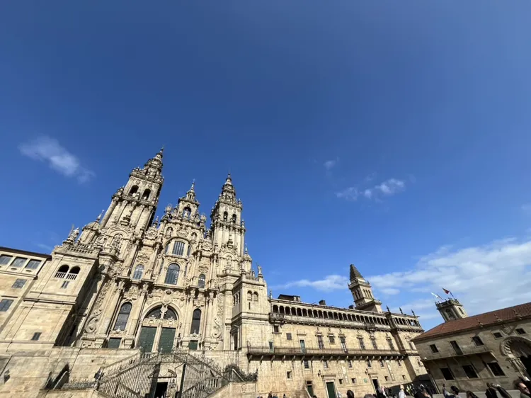 雄獅首創小團體模式，專業安排行李運送，讓旅客輕裝上路，體驗西班牙朝聖之路。雄獅旅遊提供