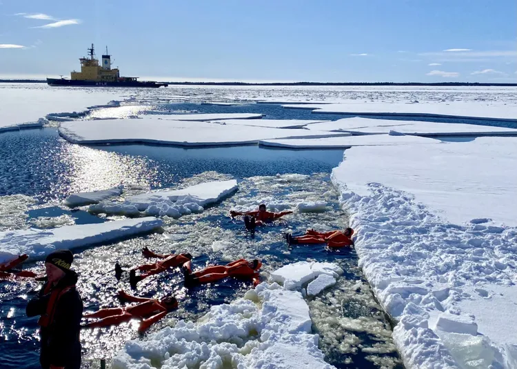 雄獅行程安排在瑞典芬蘭交界的凱米，穿著特製「龍蝦裝」感受無重力樂趣。雄獅旅遊提供