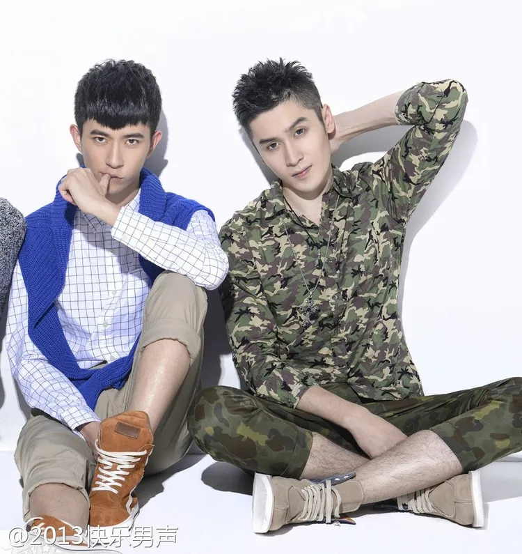 于朦朧（左）和居來提2013年參加《快樂男聲》，還帶著一點青澀。翻攝快樂男聲微博