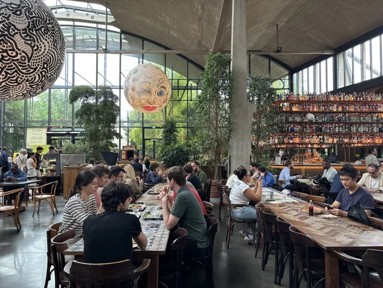 巴黎新創孵化器Station F的最後區塊為餐廳休憩區，顏色繽紛、環境舒適，開放鄰近社區民眾共享，中午用餐時間湧入人潮。 中央社