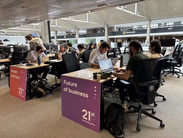 全球最大孵化器、位於巴黎的Station F集結許多國際大廠與研究機構設立的加速器計畫。21st計畫便是由巴黎中央理工學院推出，鎖定協助人工智慧等深科技新創團隊。 中央社