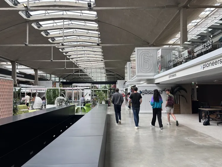 Station F位於巴黎市中心，由舊貨運鐵路站改造，占地3萬4000平方公尺，容納1000間新創公司、3500名創業家，為全球最大創新創業園區。圖為Station F最重要的第二區塊，為研究人員與創業家激盪構想之處。 中央社