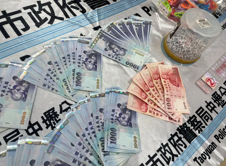 現場查扣賭資各賭具。中壢警分局提供