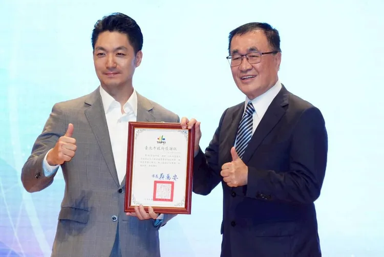 台北市副市長李四川（右）透露，今與市長蔣萬安（左）一同視察公館圓環工程。北市府提供