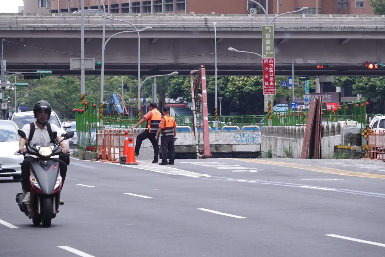 公馆圆环地下道本周填满并拆除外墙,力拼一个月内完工。庄宗达摄