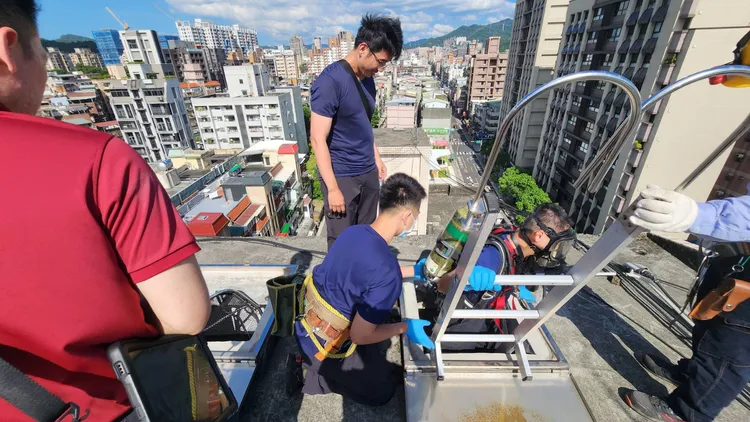 男子被發現陳屍頂樓水塔內。翻攝畫面