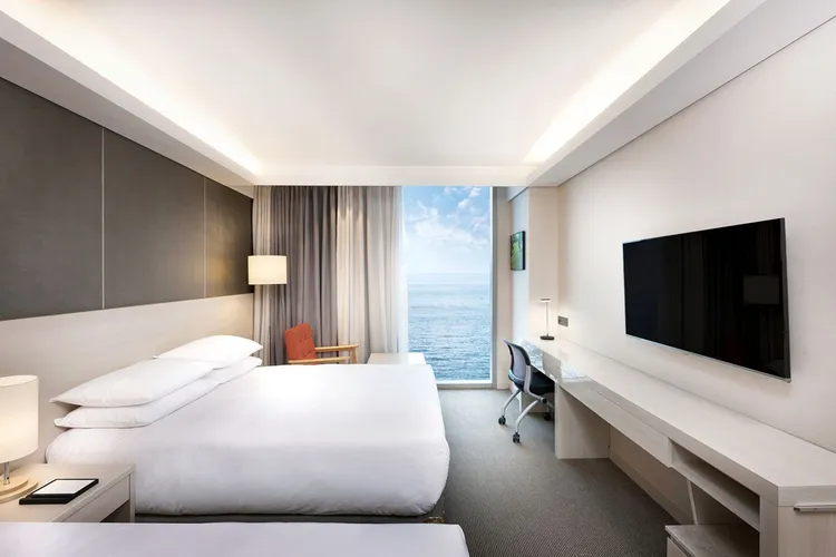 島嶼度假推薦四星級的「濟州島麗晶海洋酒店」，房內可享絕美海景。易遊網提供