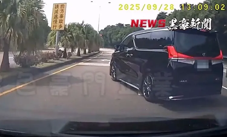 黑色保母車多次阻擋受害轎車往前開。翻攝「黑色豪門企業」