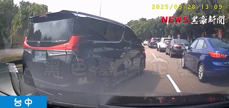 黑色保母車多次阻擋受害轎車往前開。翻攝「黑色豪門企業」