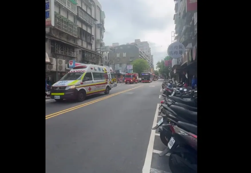消防局出动21车、59人前往抢救。翻摄自hl_0930.