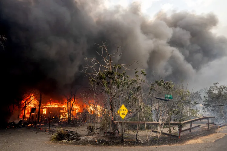 美國加州圖奧勒米縣大火，民宅被燒毀。美聯社