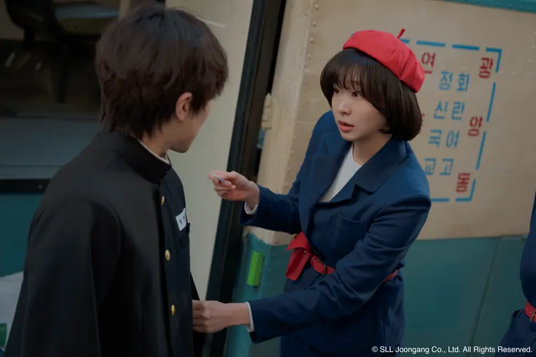 金多美化身1980年代車掌小姐。Hami Video提供