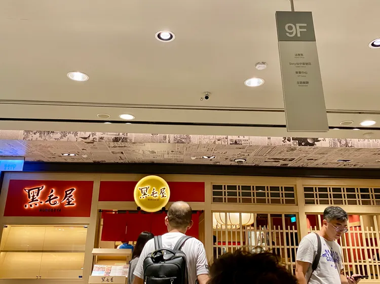 用餐時間包含黑毛屋等餐廳皆擠滿人潮。莊偉祺攝