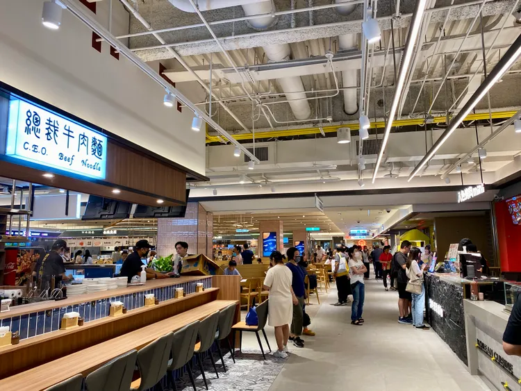 12樓美食街有3大米其林推薦台灣美食包含「總裁牛肉麵」等。莊偉祺攝