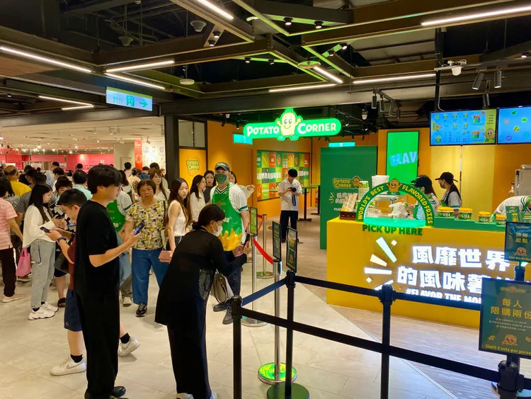 復業開幕引進「POTATO CORNER」等新櫃位。莊偉祺攝