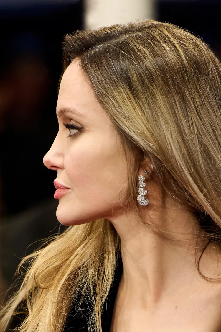 安潔莉娜裘莉配戴GRAFF珠寶，出席第73屆聖賽巴斯提安國際影展。品牌提供