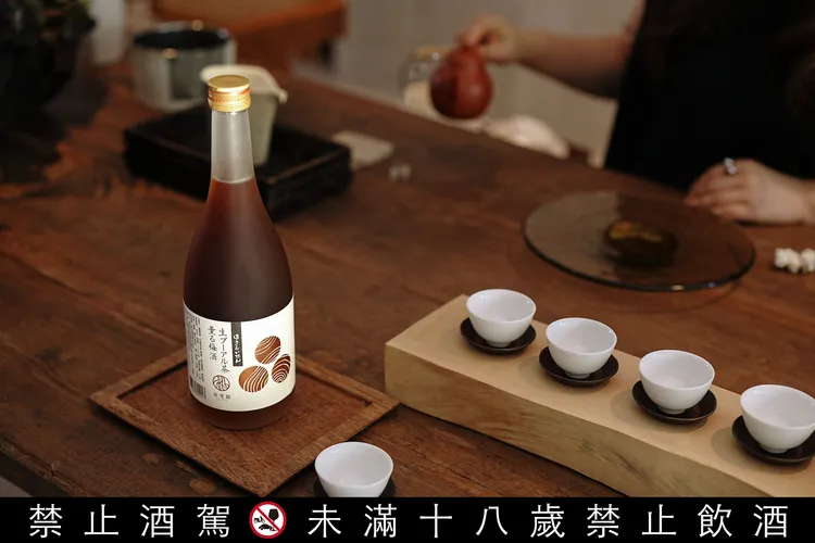 酒款透過生普洱茶承載著時間、風土與收藏價值的意義，將茶葉隨時間轉化出滑潤飽滿茶湯後，轉作為茶梅酒。業者提供