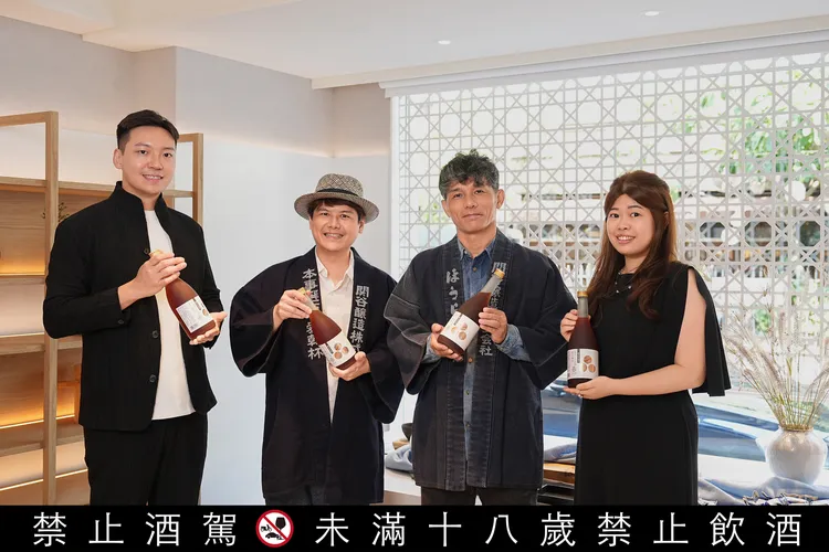 由左至右：本事選酒創辦人Dino、酒雄老師、關谷醸造社長関谷健、烹雪韻創辦人鄭茗謙。業者提供