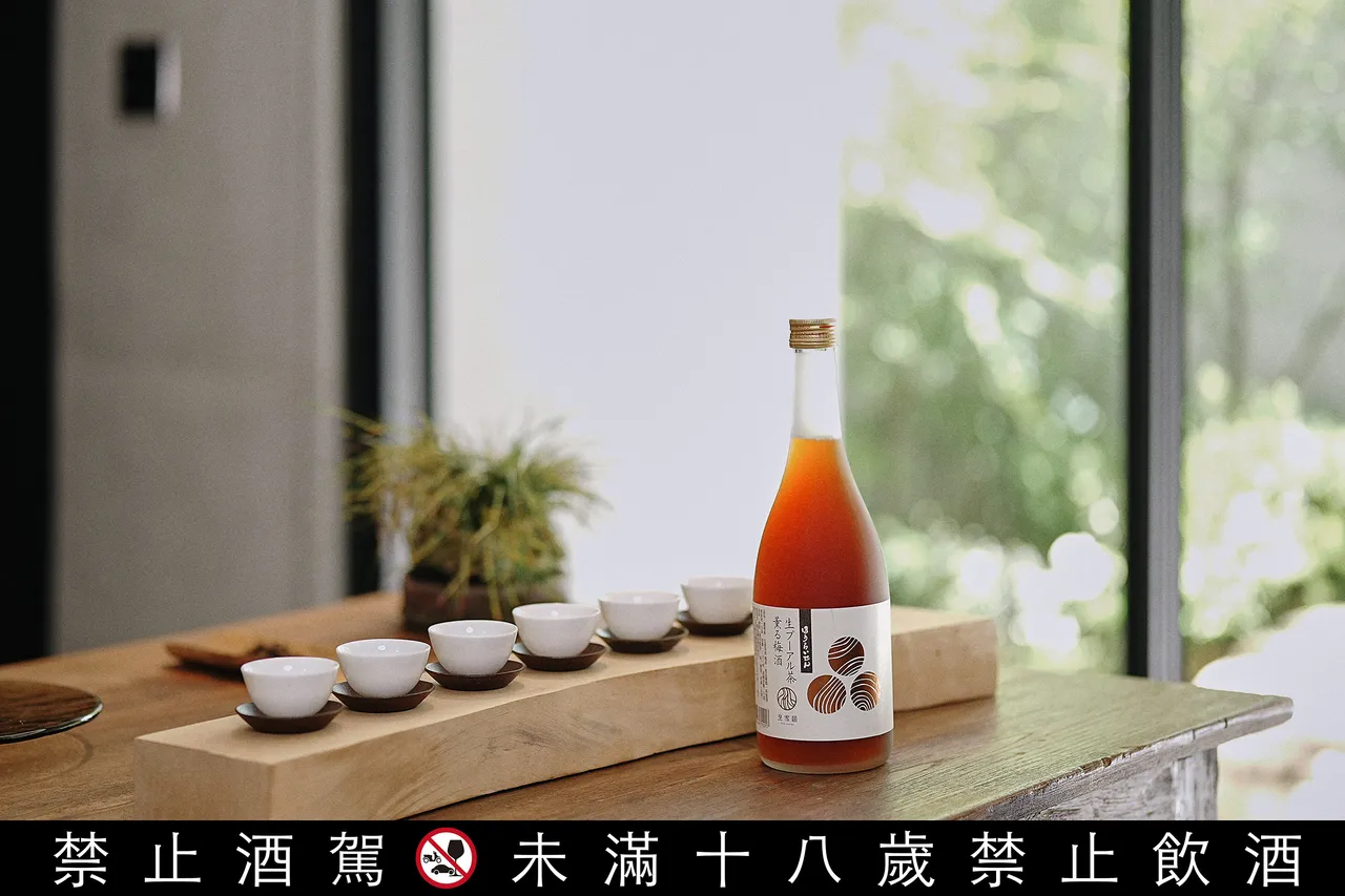 「蓬莱泉 烹雪韵生普洱茶梅酒」由新竹在地茶品牌烹雪韵精选生普洱茶酿造。业者提供