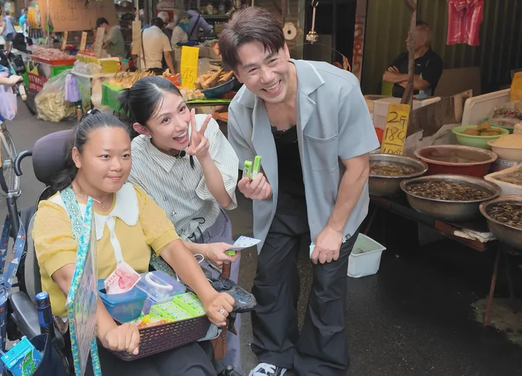 李千娜上節目巧遇死忠鐵粉，羅時豐也同框合照。《大牛比較攬》提供