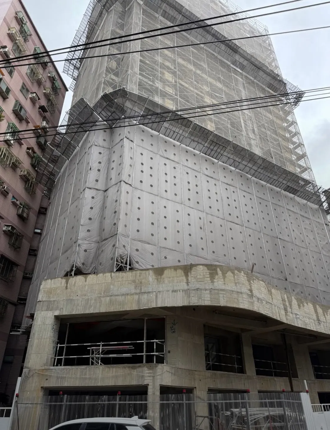 疑似出包的工地建筑,今天未施工,但为何会有铁条掉落,有待工务局追查厘清。翻摄自爱新庄我是新庄人脸书