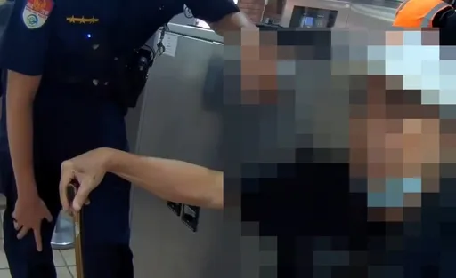 与老伴走散!失智翁搭捷运迷途淡水好焦急 捷警护送北车与家人团聚