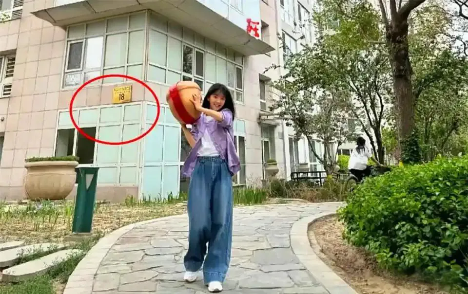 宋伊人住在于朦胧出事社区。翻摄小红书