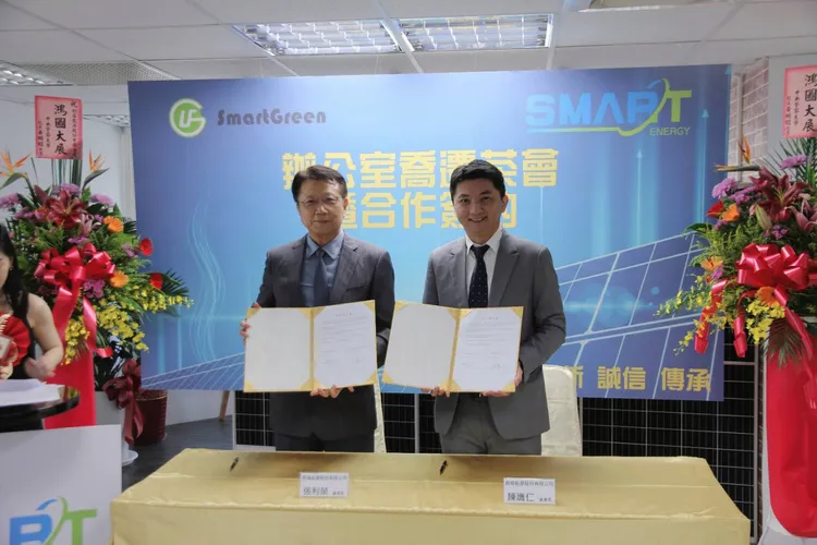 創睿能源董事長陳膺仁(右一)與慧鴻能源董事長張利榮(左一)簽約，雙方達成策略聯盟，技術合作搶進電動樁商機。業者提供