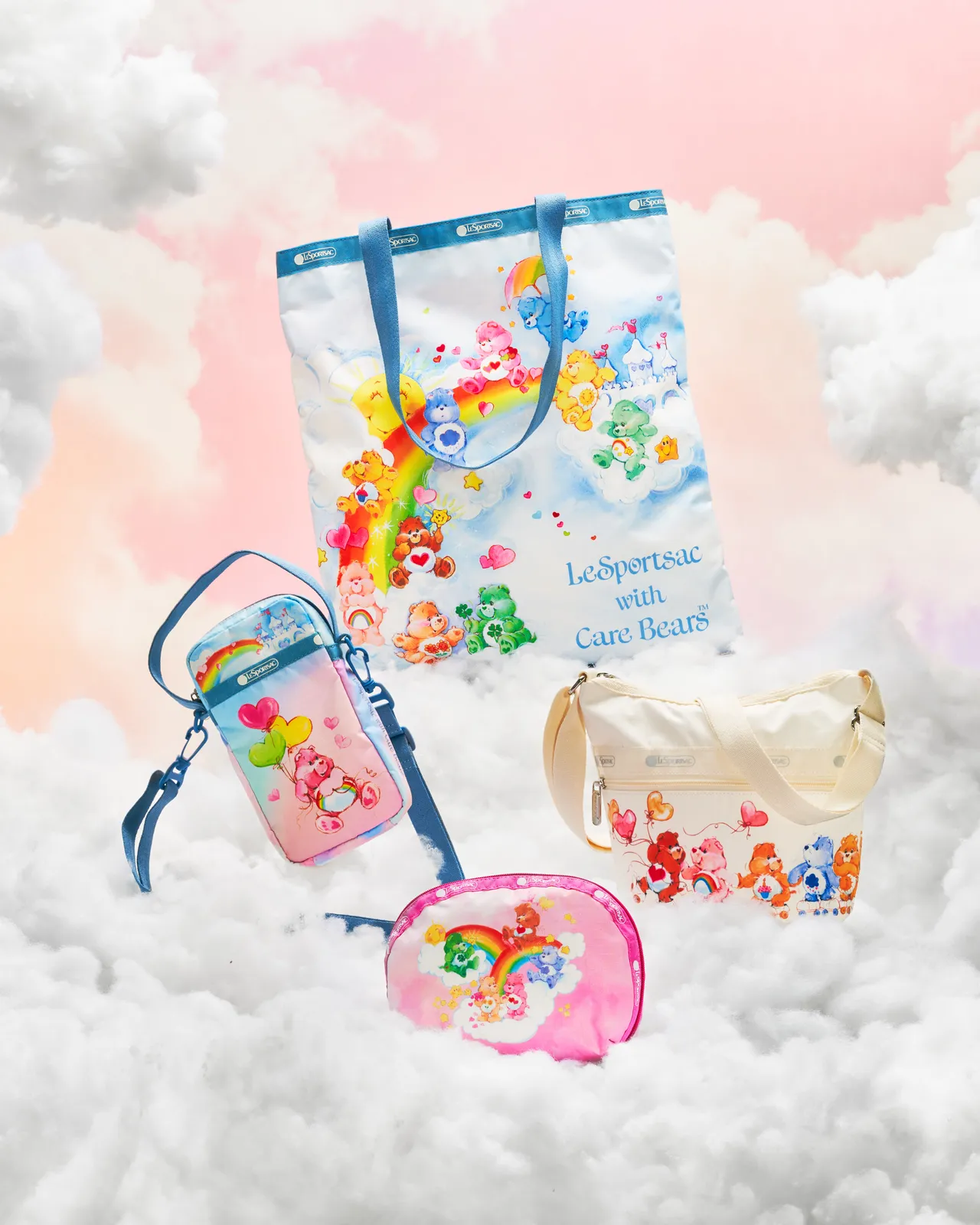 限定单品将Care Bears的经典美术图案化为包款上的彩虹熊乐园。品牌提供