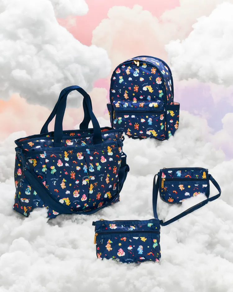 「Care Bears夢境之旅」以深邃海軍藍為底，襯托出Care Bears在星空下遊玩的童趣圖案。品牌提供