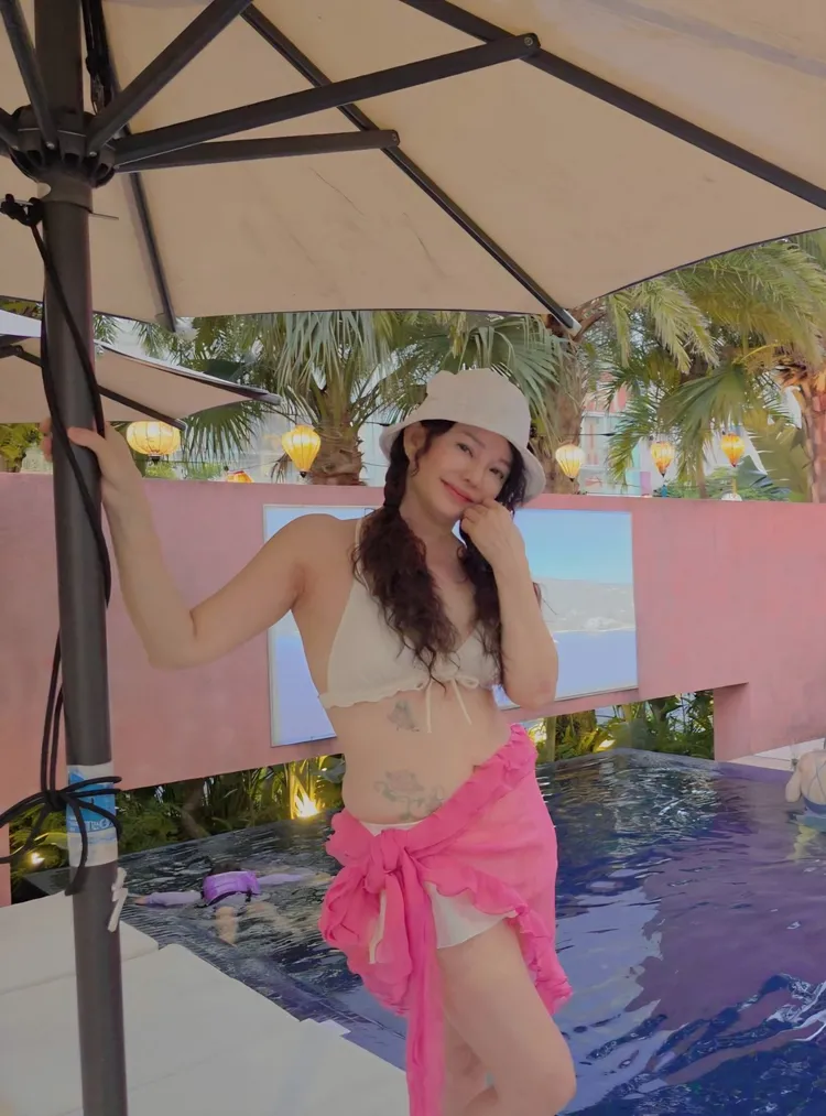 狄鶯開心曬比基尼照。翻攝狄鶯臉書