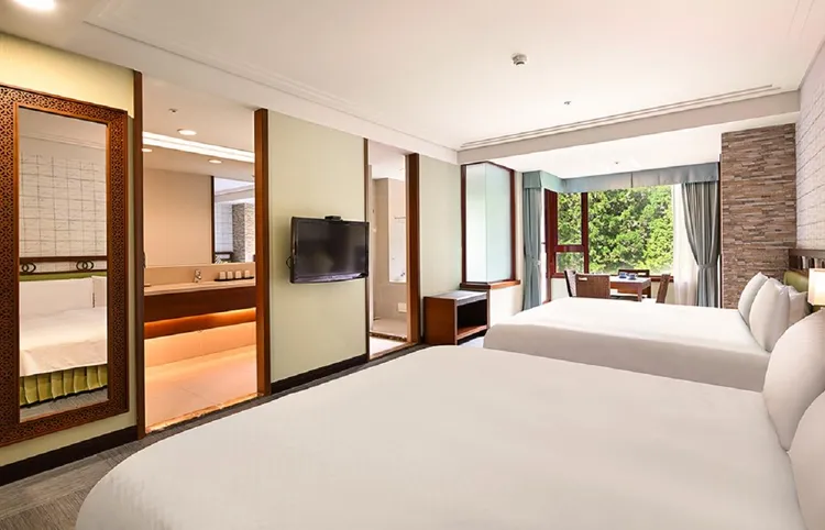 阿里山賓館推全包式度假遊程，中秋、雙十、光復節連假指定入住豪華家庭房(四人)每人9300元起。阿里山賓館提供