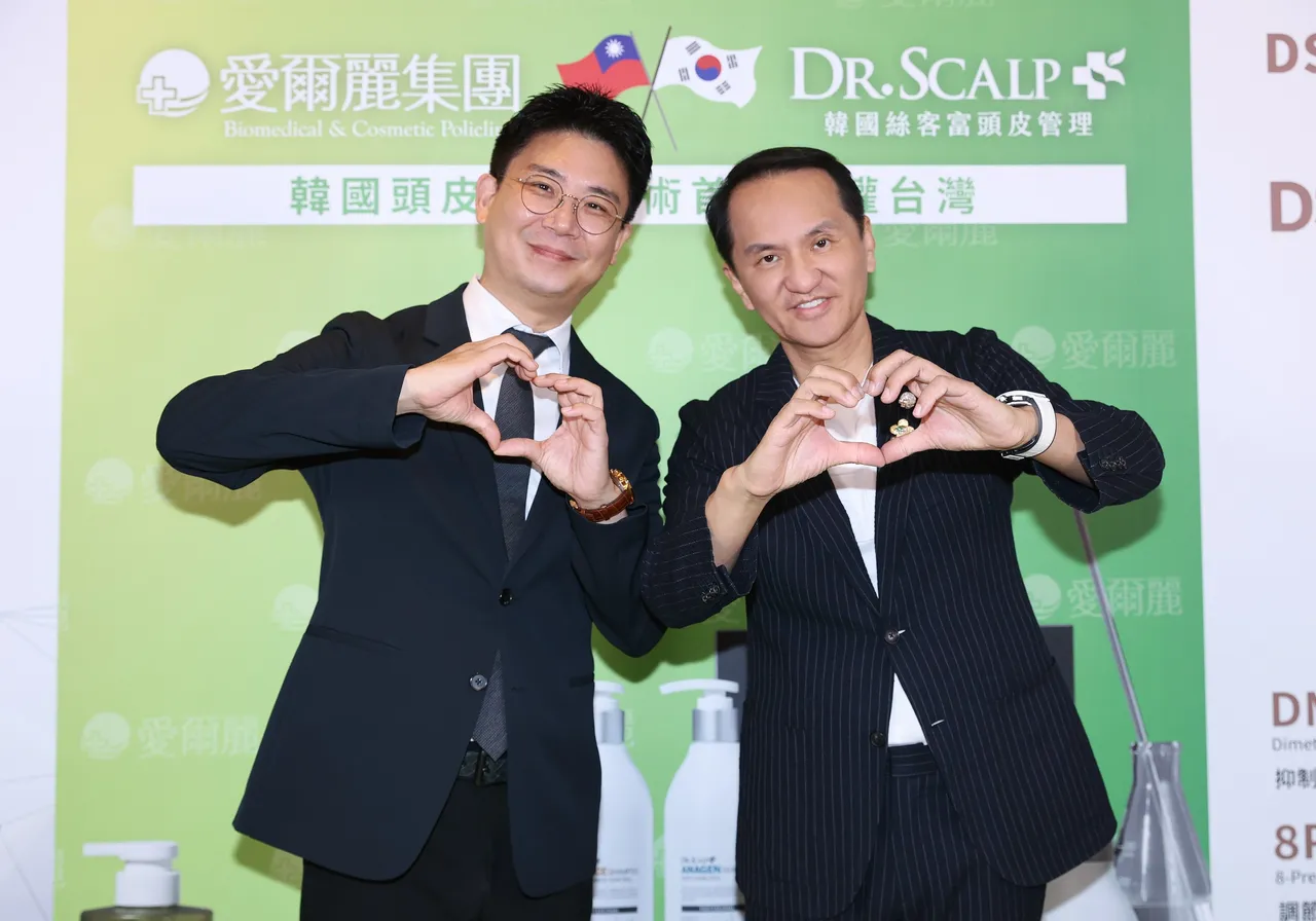 愛爾麗集團董事長常如山(右)與Dr.Scalp代表理事。彭欣偉攝