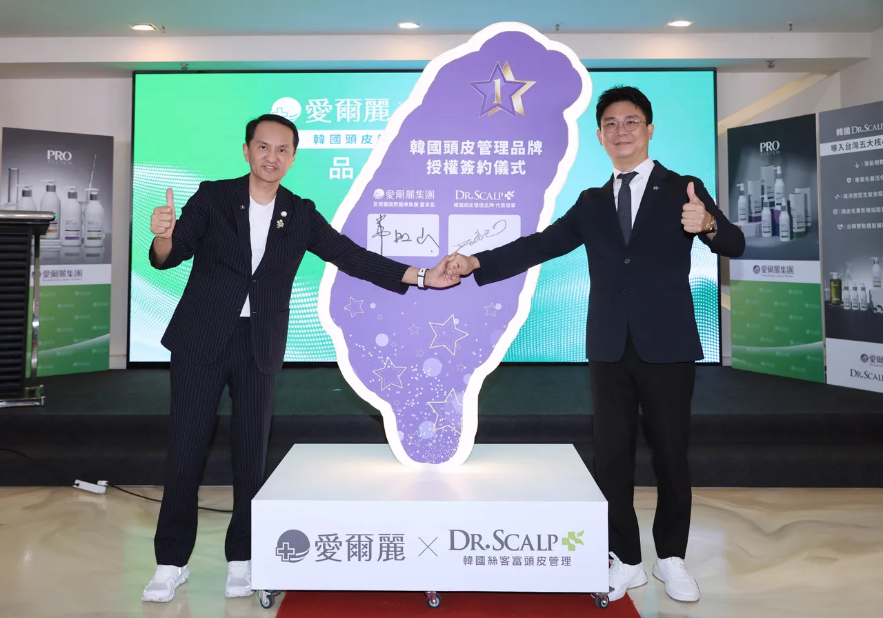 愛爾麗集團董事長常如山(左),宣布與韓國頂尖頭皮管理暨生髮領導品牌Dr.Scalp合作,親身試用過的他自豪是「最好的代言」。彭欣偉攝