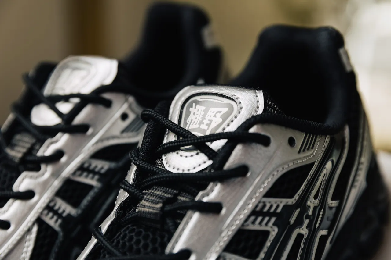 ASICS GEL-KAYANO 12.1鞋舌处特别点缀设计师榧野俊一的名称。品牌提供