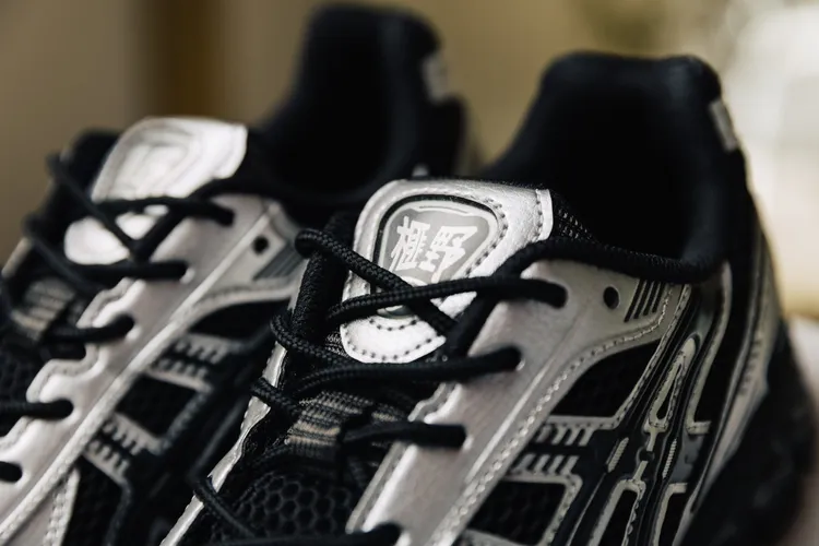 ASICS GEL-KAYANO 12.1鞋舌處特別點綴設計師榧野俊一的名稱。品牌提供