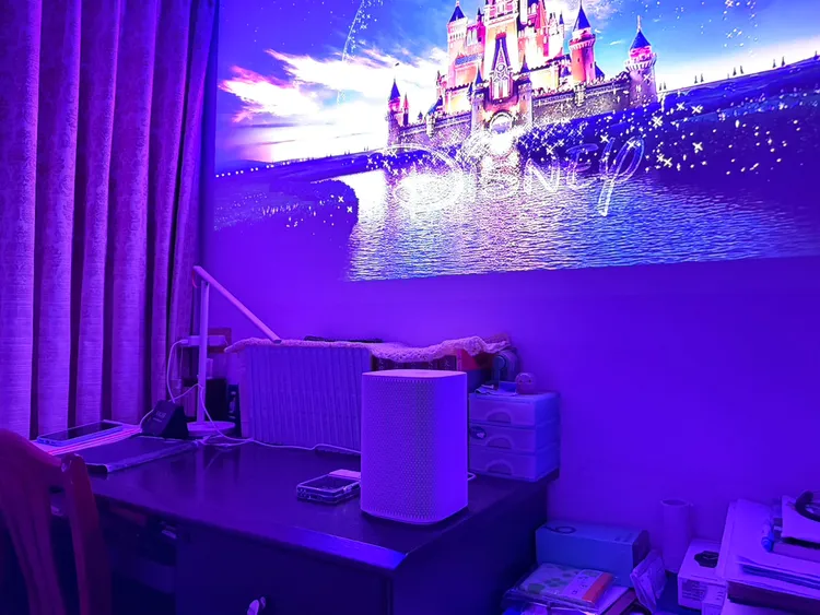 從40吋到100吋，The Premiere 5最短只需要距離牆面10公分，43公分則能投放出百吋螢幕。趙筱文攝