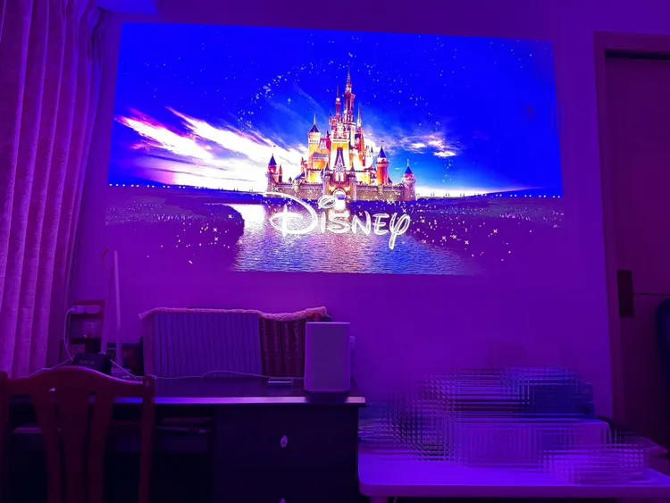 打開投影機後就能在影音串流平台登入自己的帳號後開始享用大螢幕影音體驗。趙筱文攝