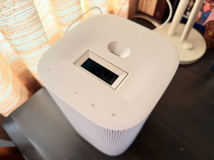 極簡設計的The Premiere 5，結合AI智慧與觸控互動，把投影機升級為多功能生活中樞，讓科技優雅融入居家空間。趙筱文攝