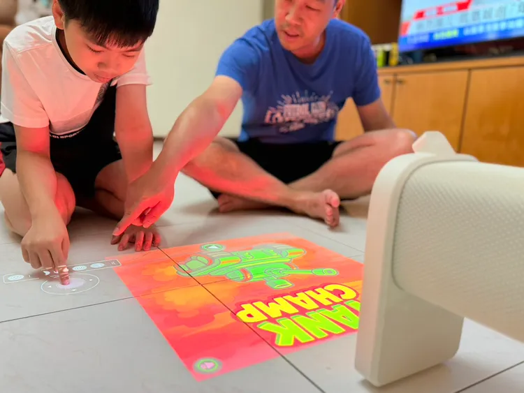 當百吋巨幕化身觸控遊戲桌面，The Premiere 5也讓親子時光多了更多互動與驚喜，科技成為了親子間最有溫度的陪伴。趙筱文攝